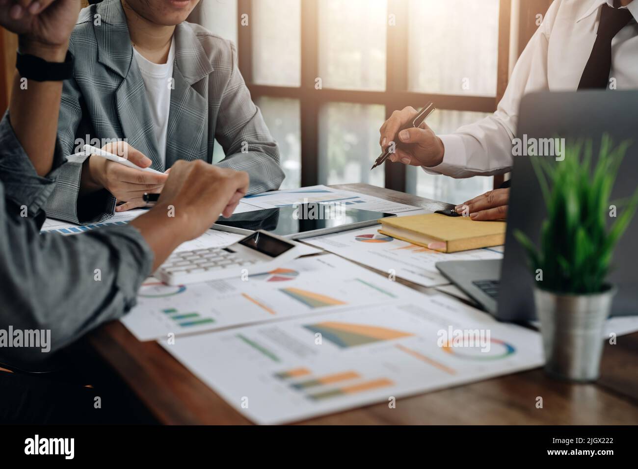 I colleghi del team aziendale si riunono per partecipare a una conferenza con un investitore professionista che lavora una nuova strategia aziendale di marketing, dati di analisi e discussione sul progetto Foto Stock
