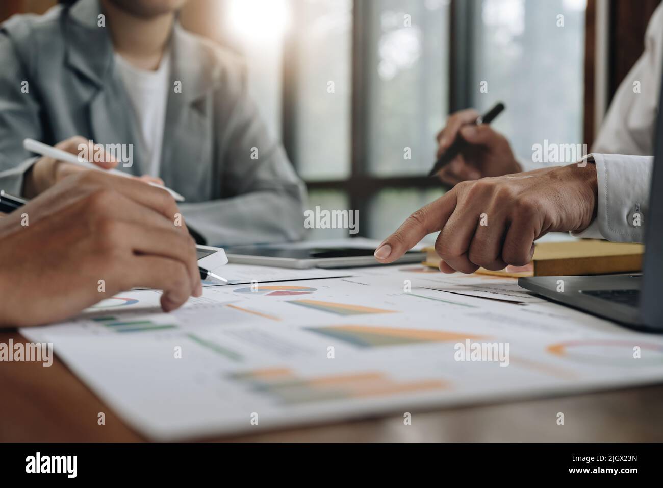 I colleghi del team aziendale si riunono per partecipare a una conferenza con un investitore professionista che lavora una nuova strategia aziendale di marketing, dati di analisi e discussione sul progetto Foto Stock