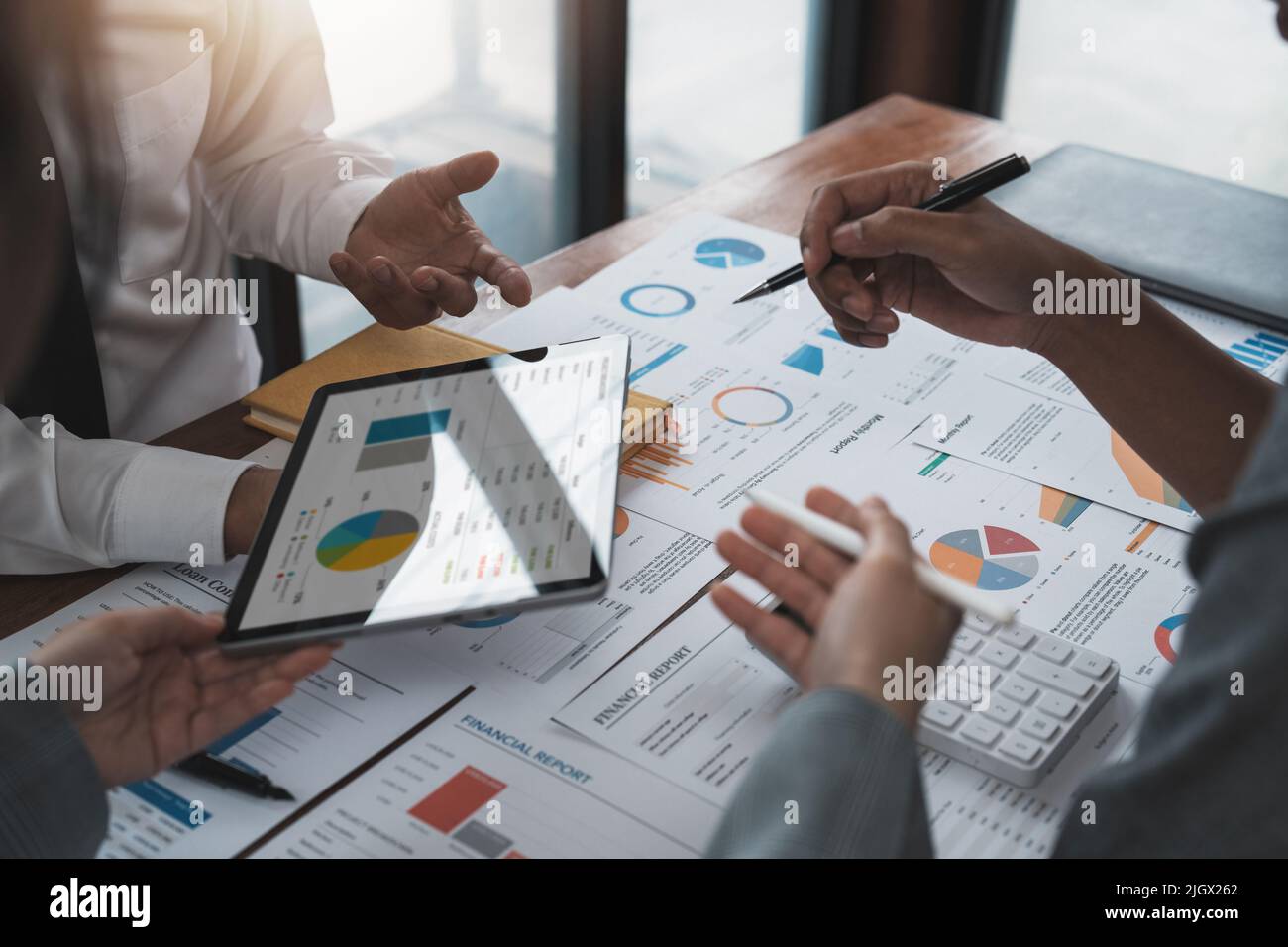 I colleghi del team aziendale si riunono per partecipare a una conferenza con un investitore professionista che lavora una nuova strategia aziendale di marketing, dati di analisi e discussione sul progetto Foto Stock