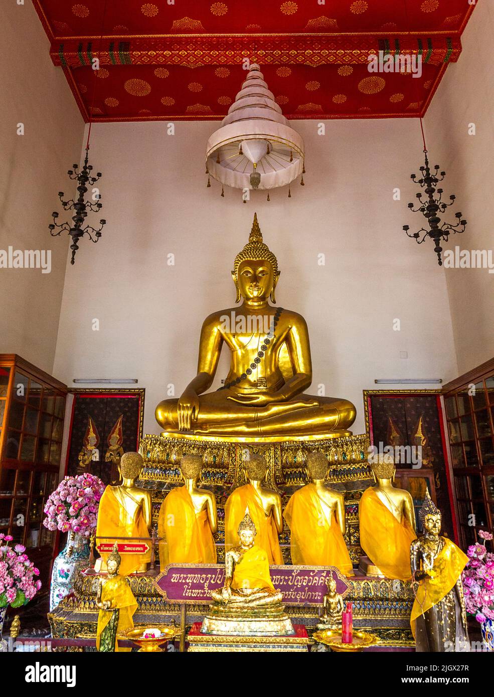Wat po è una popolare attrazione turistica dove ci sono molti buddhas d'oro e anche uno reclinabile. Foto Stock