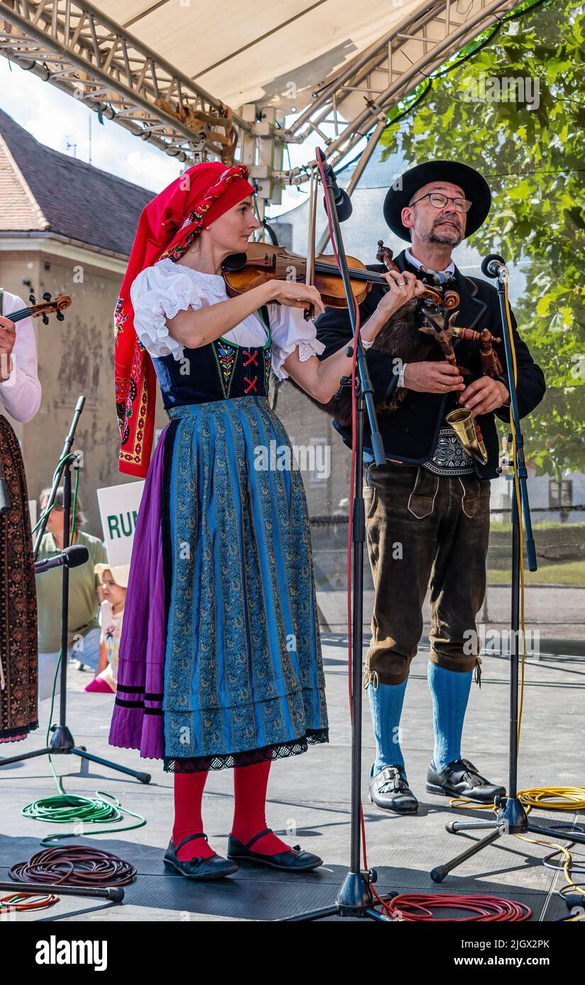 Straznice, Repubblica Ceca - 25 giugno 2022 Festival Internazionale del Folklore. Bagpiper e violinista sul palco di Straznice Foto Stock