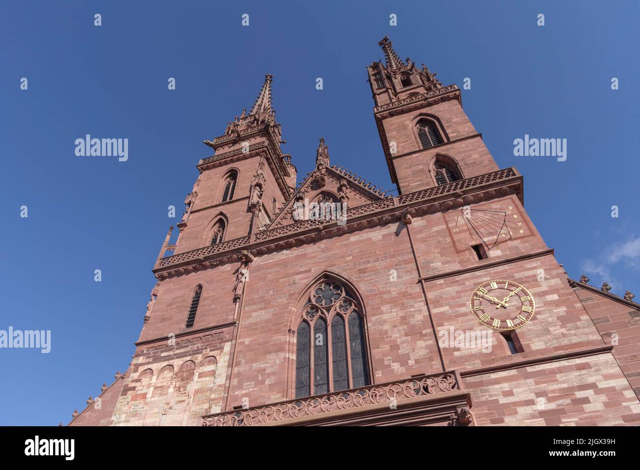 Basilea Minster. La chiesa è una delle principali attrazioni turistiche della città svizzera di Basilea Foto Stock