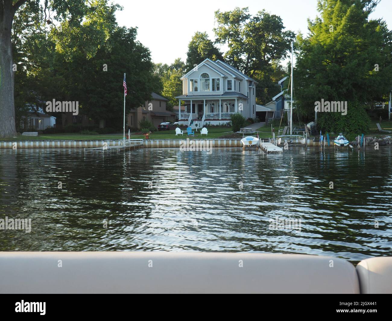 LAKESIDE HOUSE CON MOLO Foto Stock
