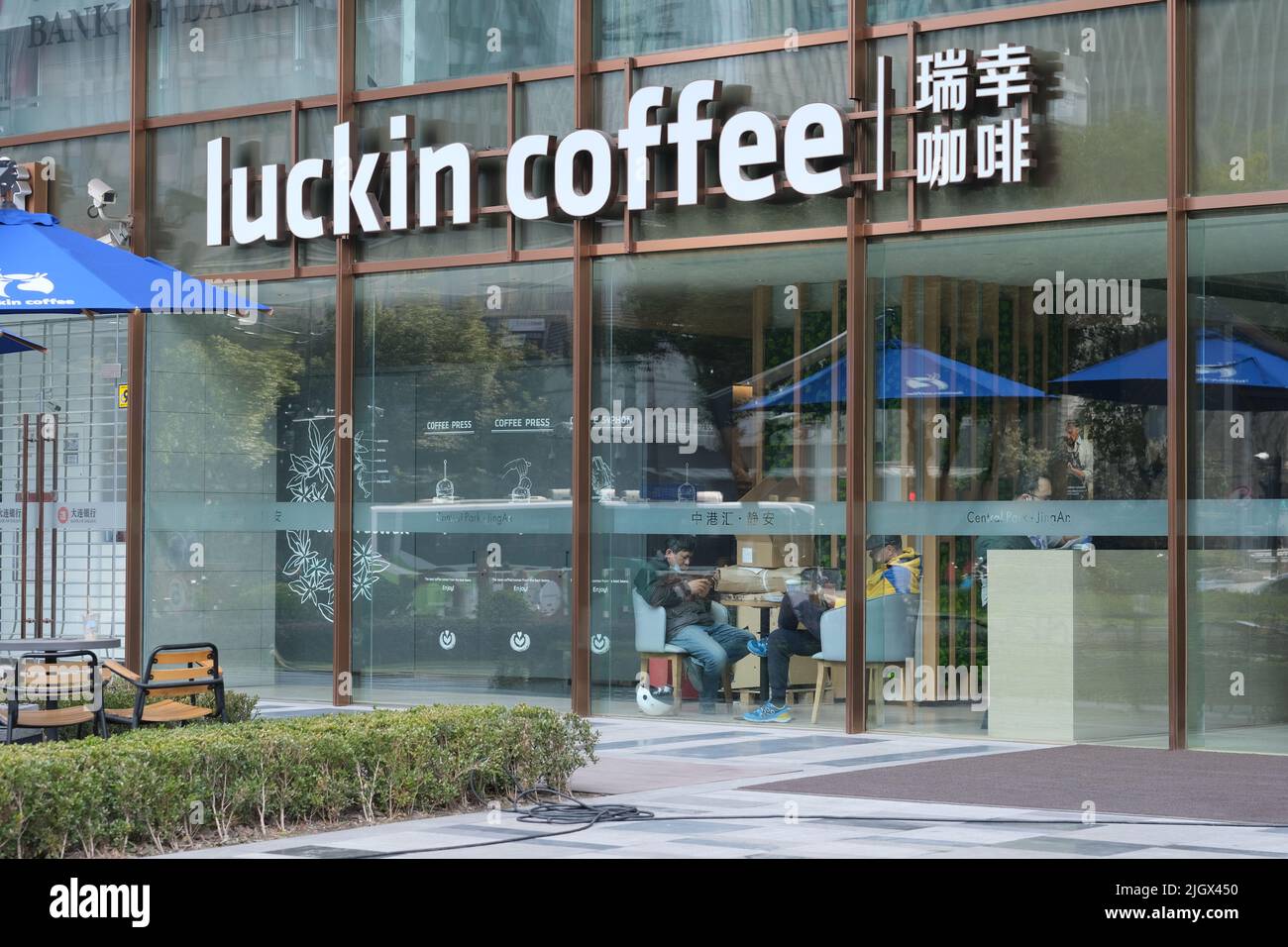 Shanghai.China-Feb.27th 2022: Esterno della Luckin Coffee Shop. Caffè di marca cinese Foto Stock
