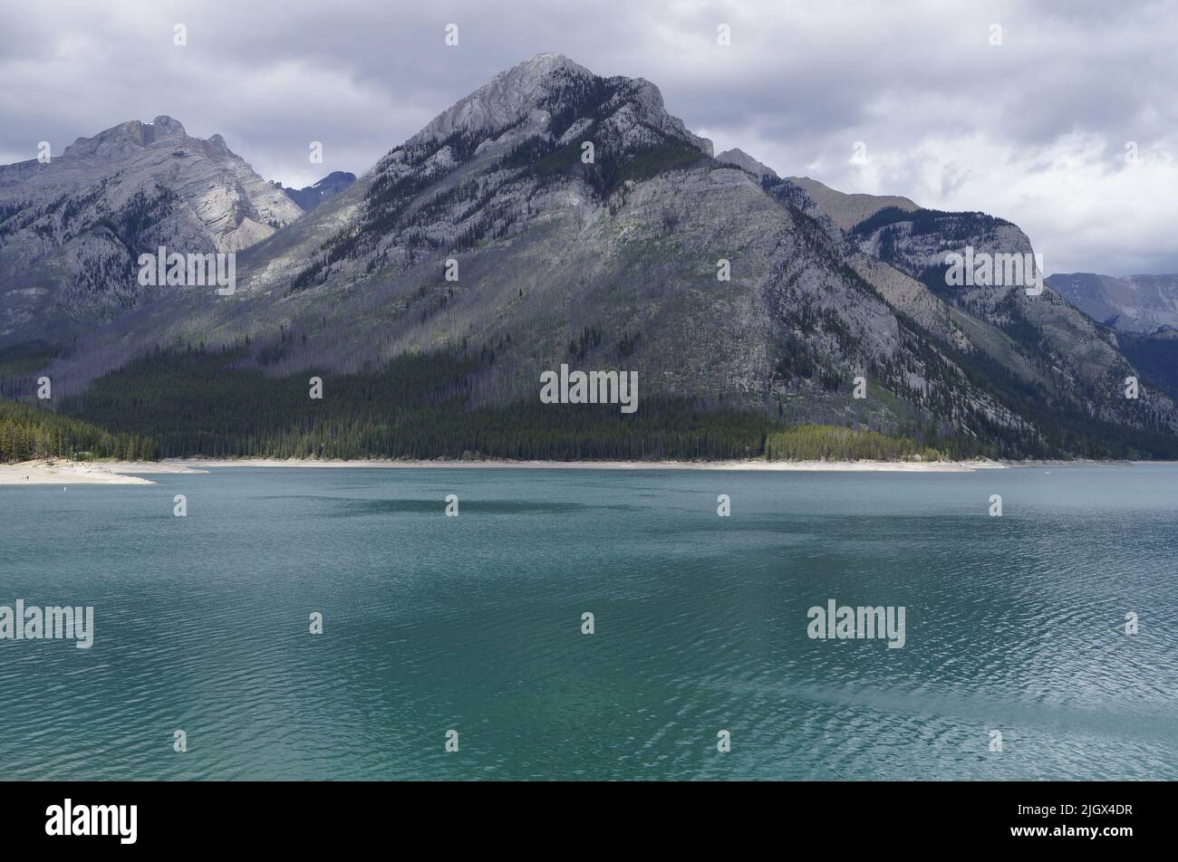 Lago Minnewanka lago glaciale in Canada. Vista rara. Foto Stock