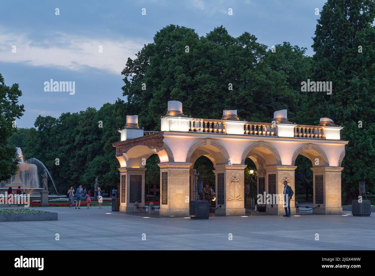 Varsavia, Polonia - Giugno 08 2019: Tomba del Milite Ignoto accanto alla Fontana nel Giardino Sassone al tramonto. Foto Stock
