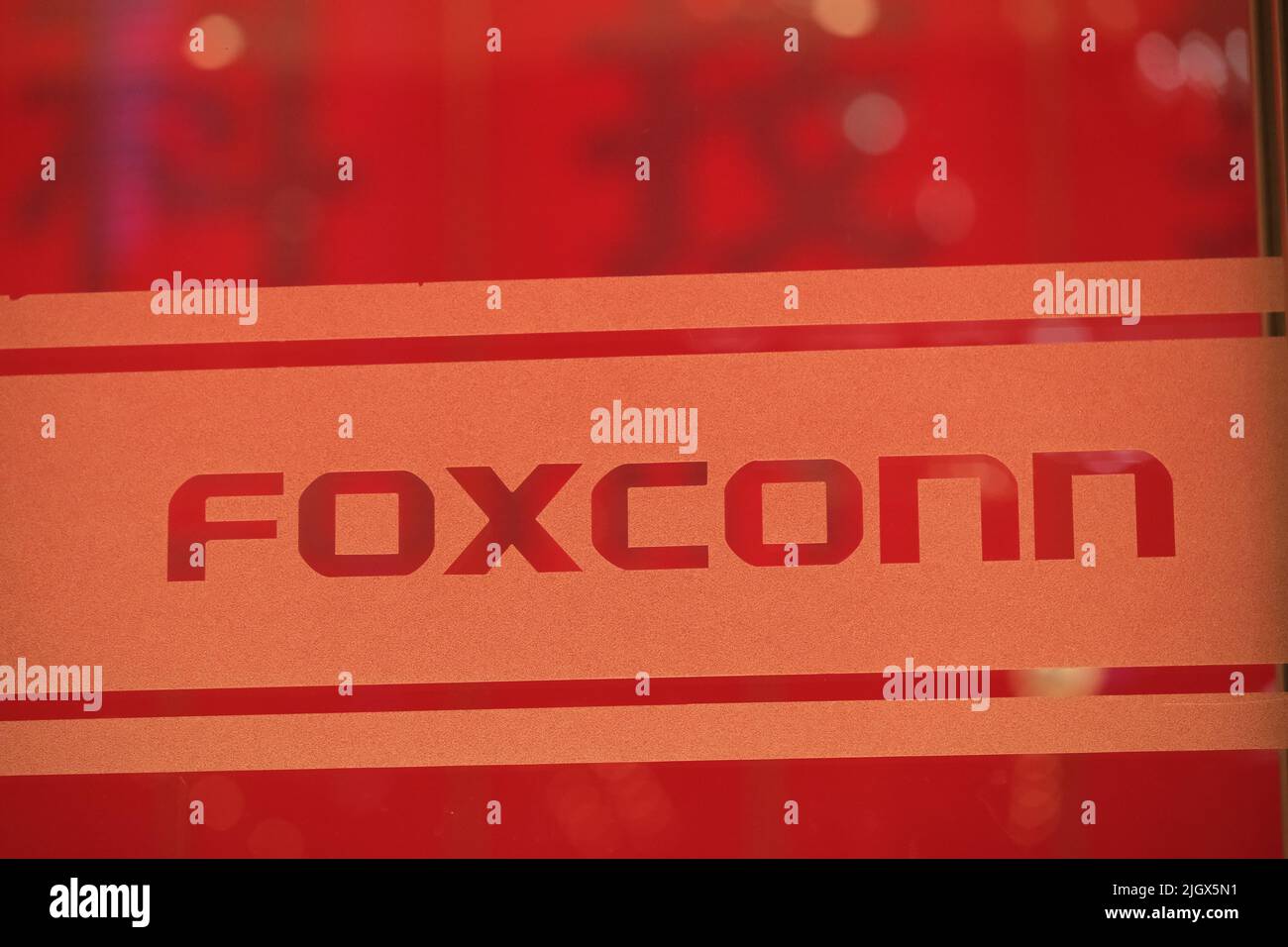 Shanghai.China-Feb. 2022: Primo piano logo Foxconn presso la sede aziendale. Hon Hai Technology Group (Foxconn) è il più grande produttore di elettronica Foto Stock