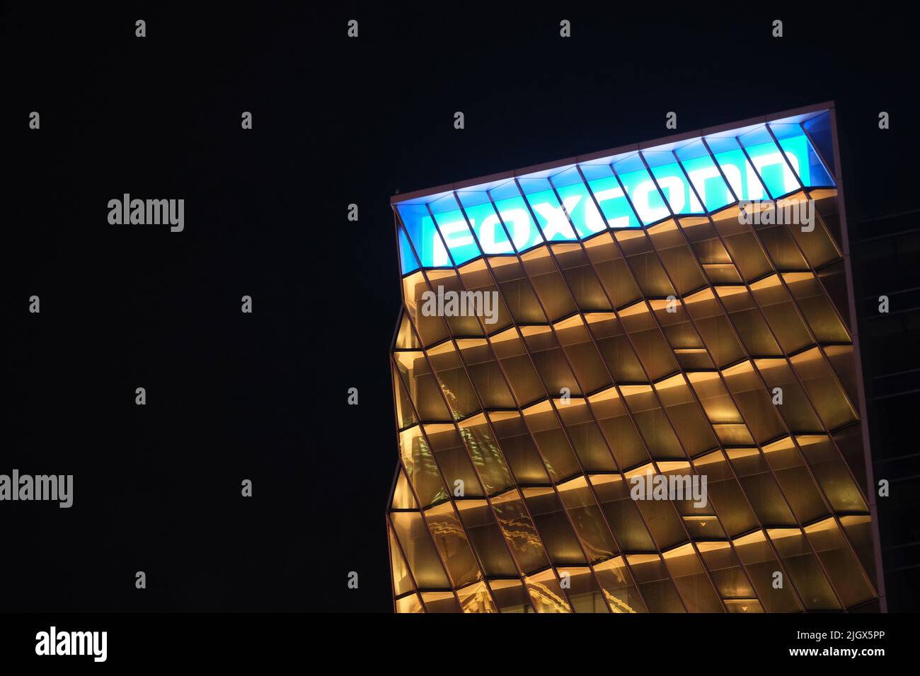 Shanghai.China-Feb. 2022: Foxconn Company logo sulla costruzione di notte. Hon Hai Technology Group (Foxconn) è il più grande produttore di elettronica Foto Stock