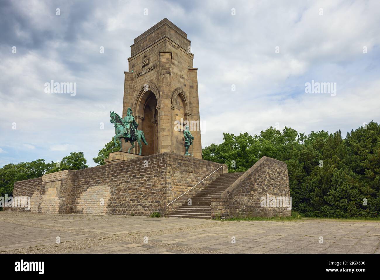 Accanto al monumento Kaiser Wilhelm, vicino al castello di Hohensyburg a Hagen Foto Stock
