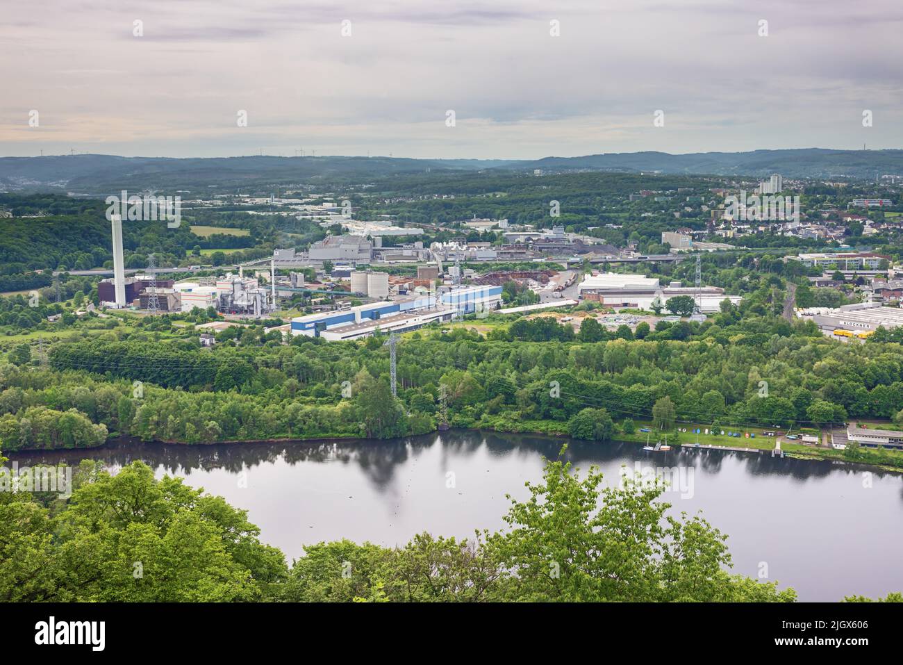 Editoriale: HAGEN, RENANIA SETTENTRIONALE-VESTFALIA, GERMANIA, 23 MAGGIO 2022 - Elicotteri vista delle industrie lungo la Ruhr in Hagen visto da Hohensyburg Foto Stock