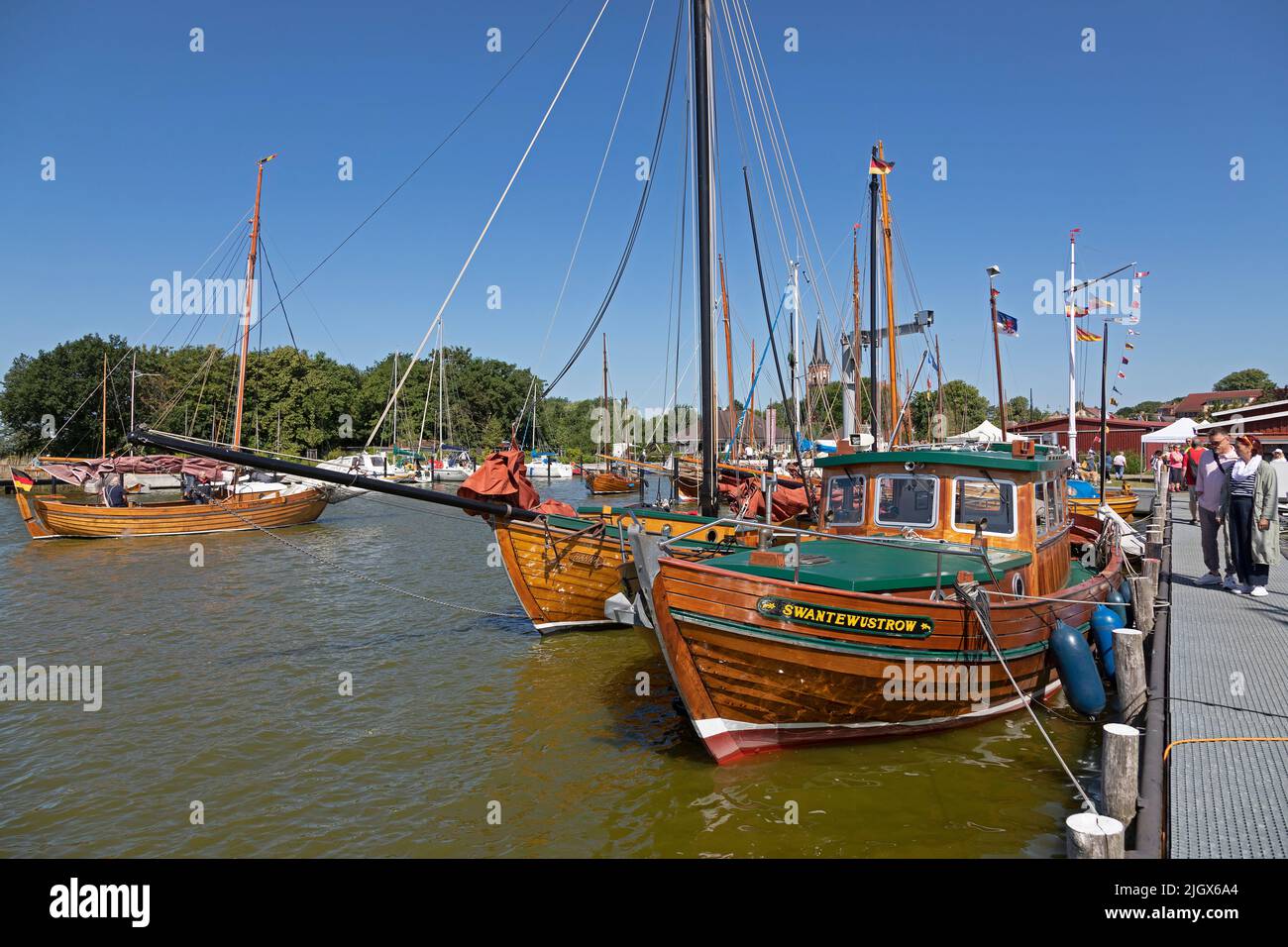Barche in legno, Porto, Wustrow, Meclemburgo-Pomerania occidentale, Germania Foto Stock