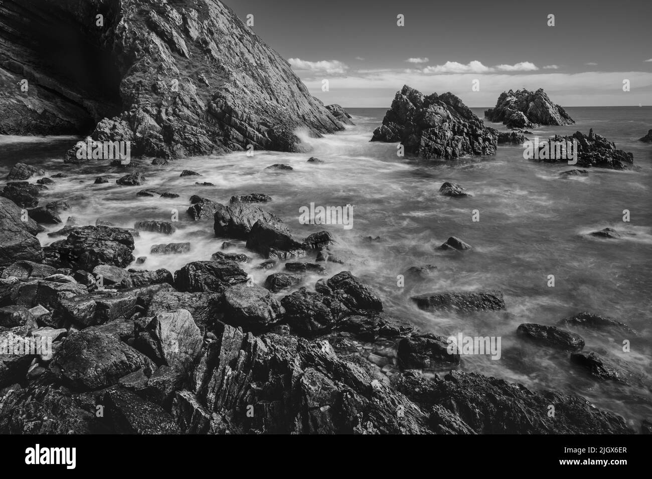Un arco marino naturale vicino a Portknockie sulla costa nord-orientale della Scozia. Foto Stock