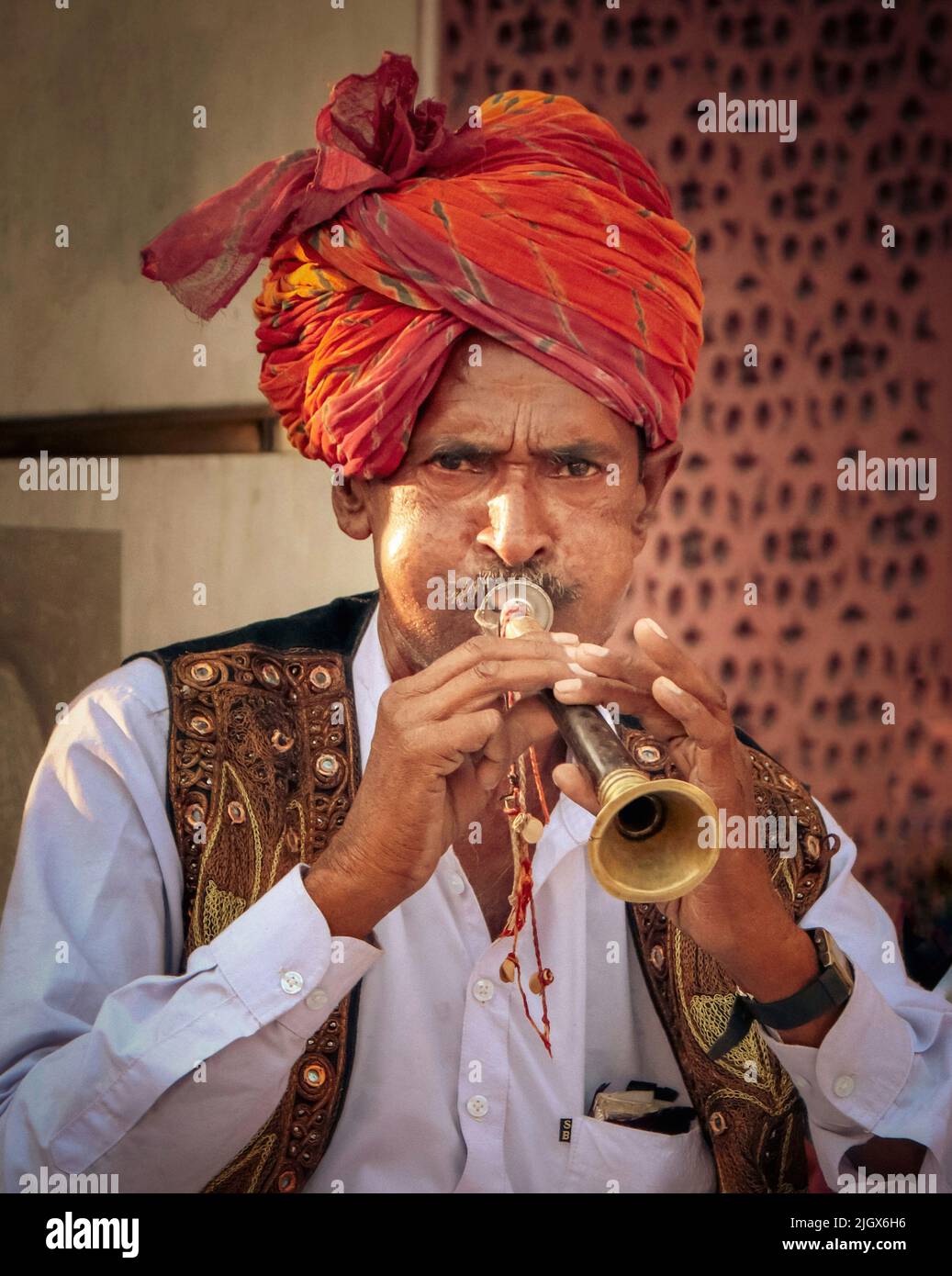 Jaipur, Rajasthan, India- 05 aprile 2022: Ritratto di rajasthan uomo che gioca tromba. Foto Stock