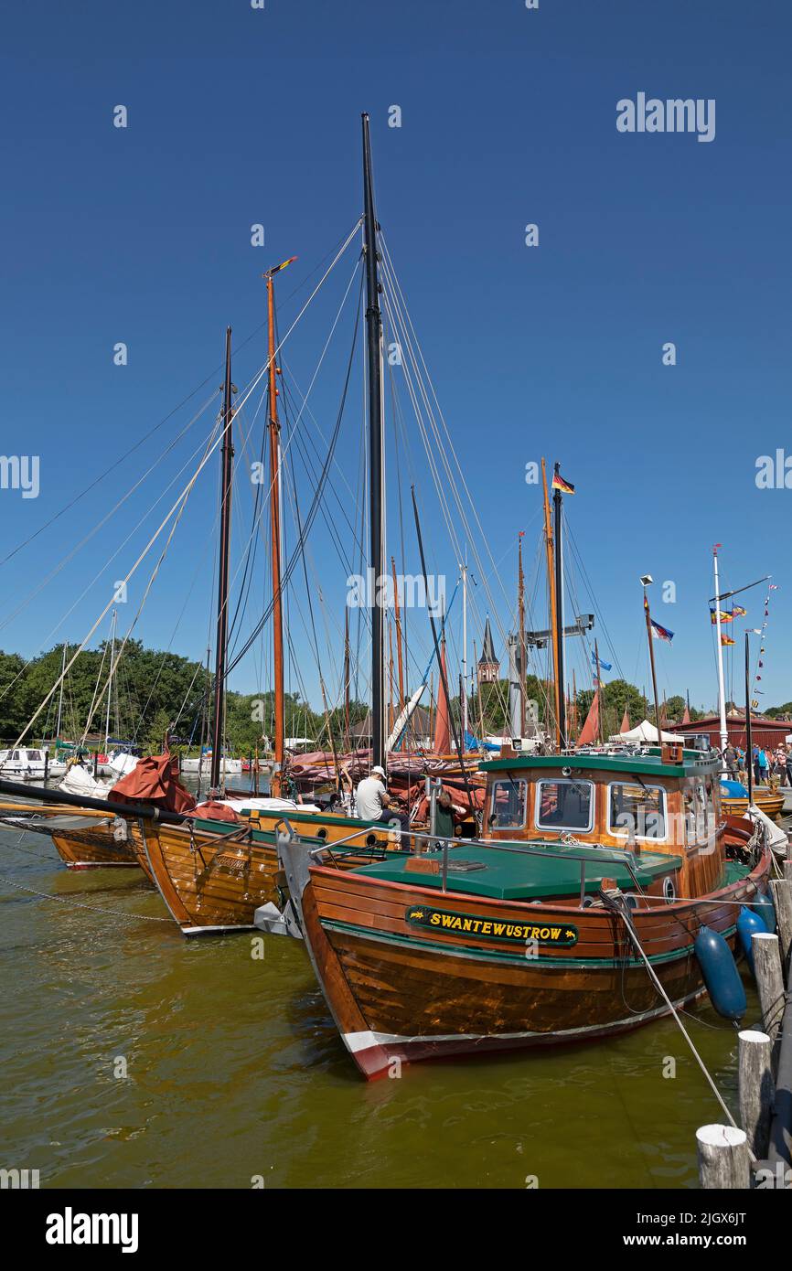 Barche in legno, Porto, Wustrow, Meclemburgo-Pomerania occidentale, Germania Foto Stock