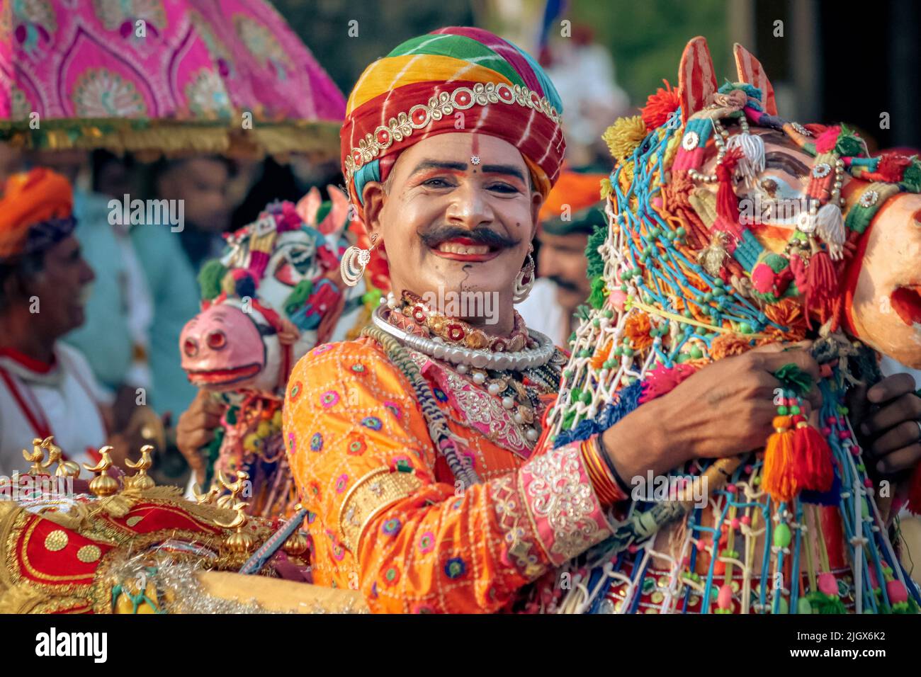 Jaipur, Rajasthan, India- 05 aprile 2022: Uomo che gioca dandiya nel festival di gangaur jaipur. Foto Stock
