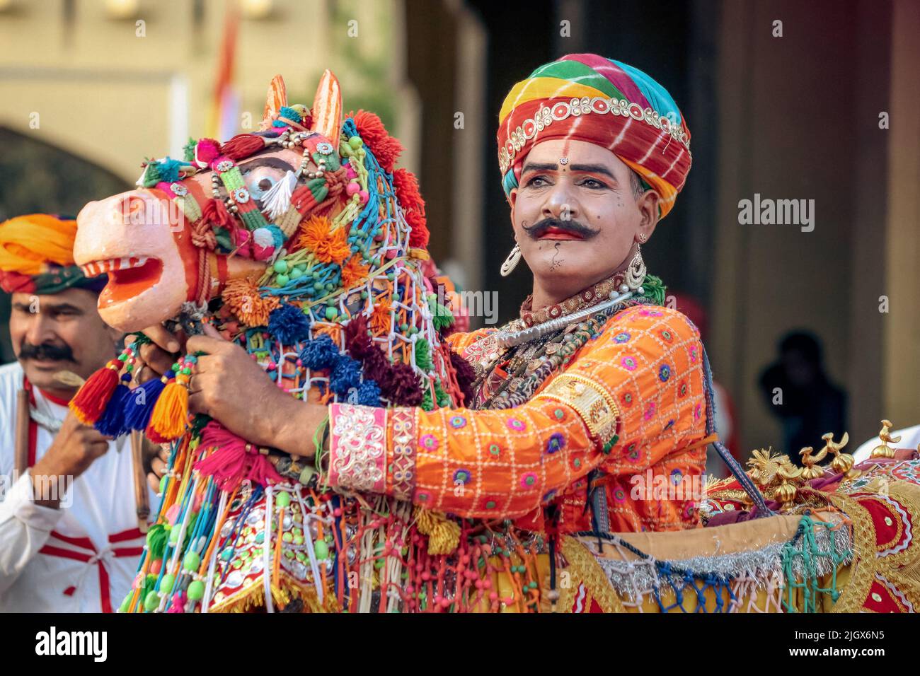 Jaipur, Rajasthan, India- 05 aprile 2022: Uomo che gioca dandiya nel festival di gangaur jaipur. Foto Stock