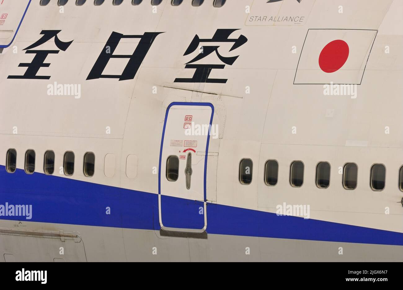 ANA cominciò a sostituire i jumbo jet ad alta densità sulle rotte nazionali con il moderno Boeing 777-300 intorno alla fine del secolo, Tokyo. Haneda JP Foto Stock
