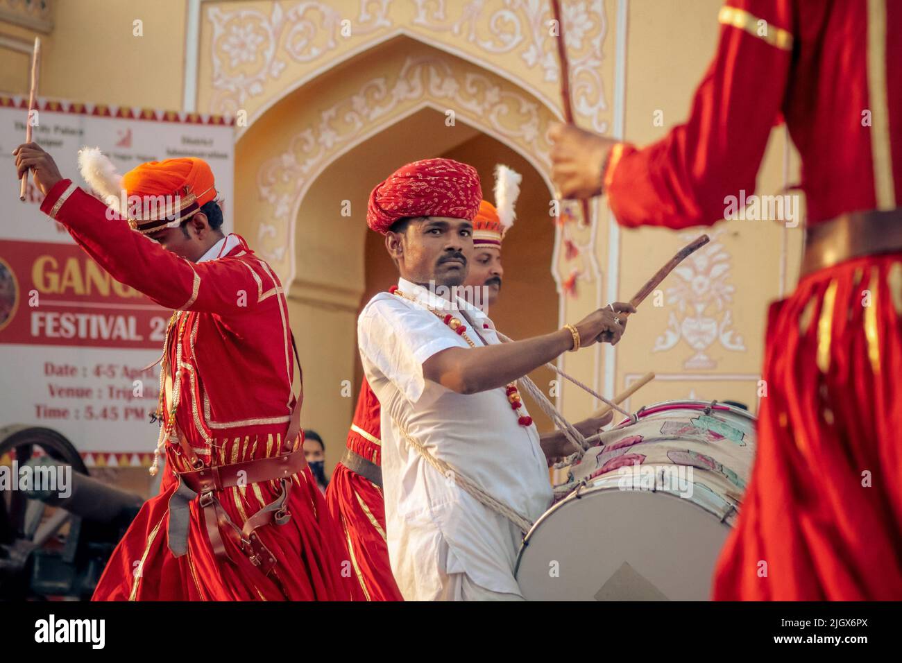 Jaipur, Rajasthan, India- 05 aprile 2022: Gruppo ballerino di Rajasthani che gioca il dhol nel festival di gangaur jaipur. Foto Stock