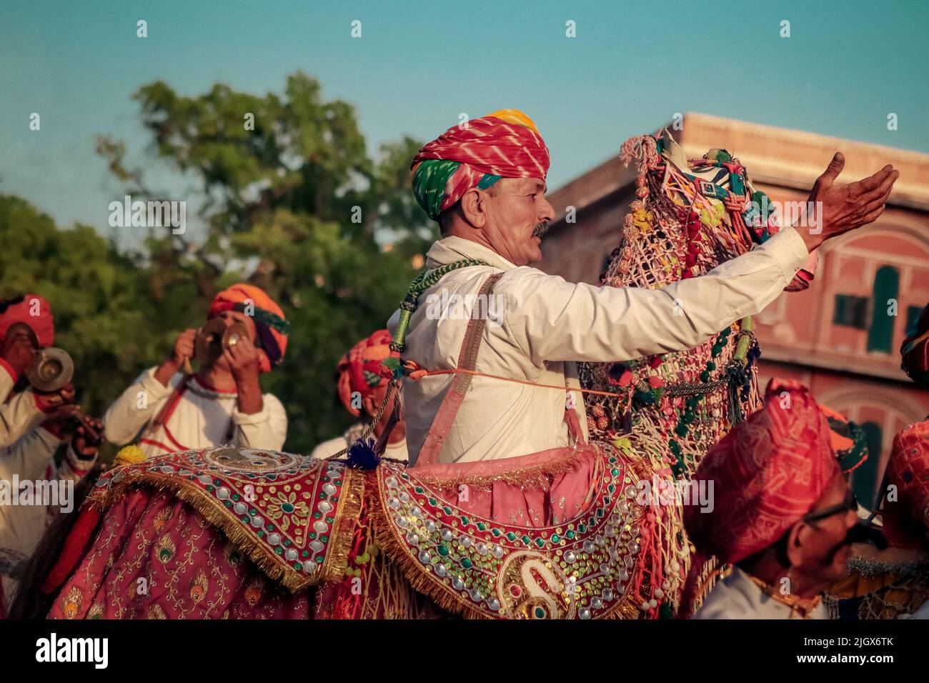 Jaipur, Rajasthan, India- 05 aprile 2022: Uomo che gioca la danza di Kachchhi Ghodi nel festival di gangaur jaipur. Foto Stock
