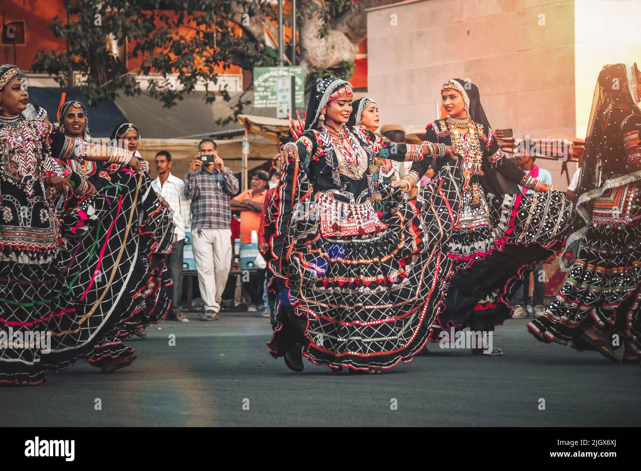 Jaipur, Rajasthan, India- 05 aprile 2022: Danza popolare in festival di gangaur. Foto Stock