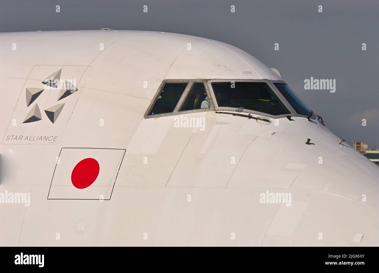 ANA cominciò a sostituire i jumbo jet ad alta densità sulle rotte nazionali con il moderno Boeing 777-300 intorno alla fine del secolo, Tokyo. Haneda JP Foto Stock