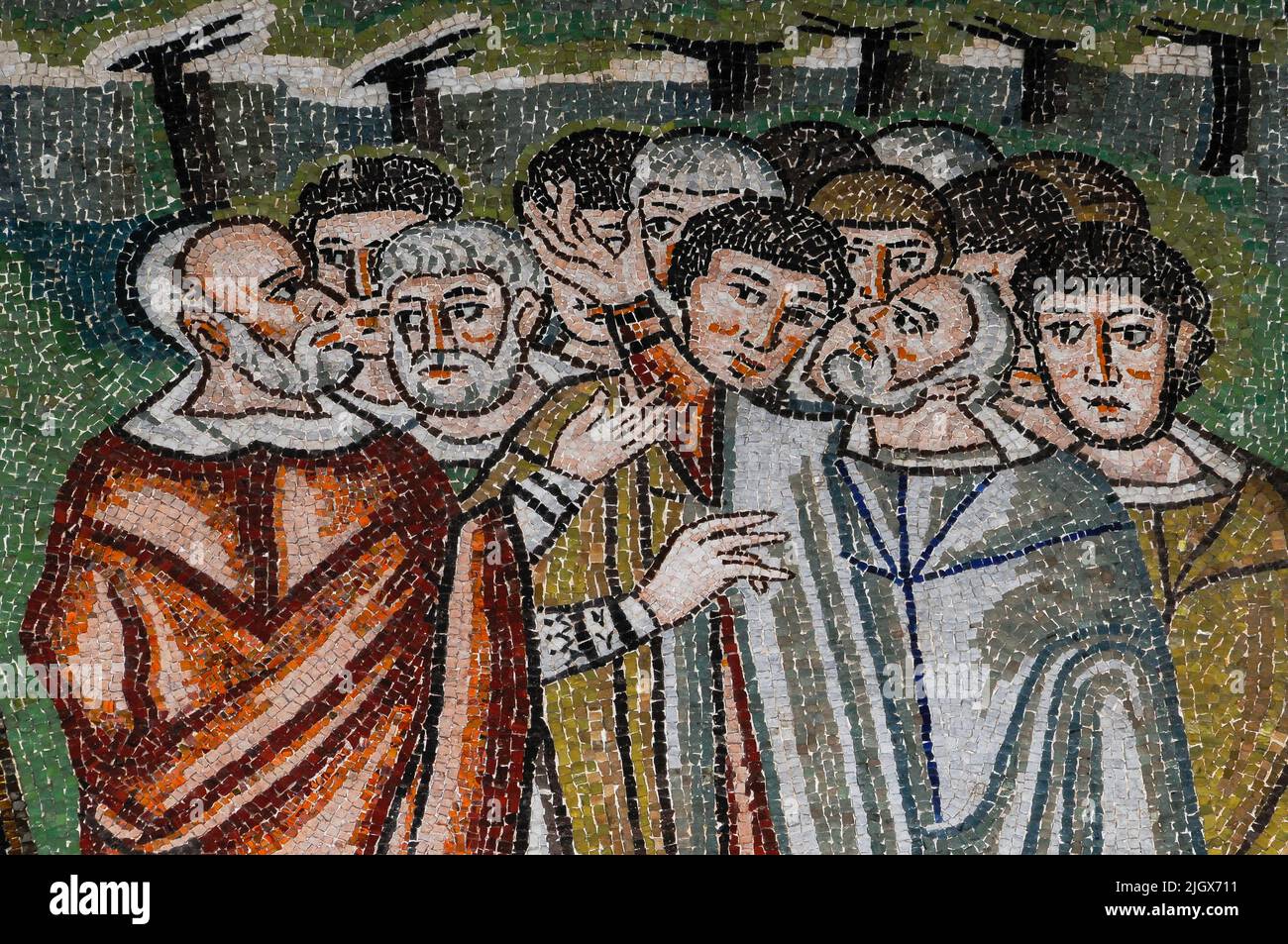 Rappresentanti delle dodici tribù d'Israele, raggruppati attorno al profeta Aronne. Dettaglio ravvicinato del mosaico bizantino nel santuario della Basilica di San vitale a Ravenna, Emilia-Romagna, Italia. Il mosaico fu creato nel 500 d.C., pochi anni dopo che Ravenna fu catturata dall'Impero bizantino dagli Ostrogoti. Foto Stock