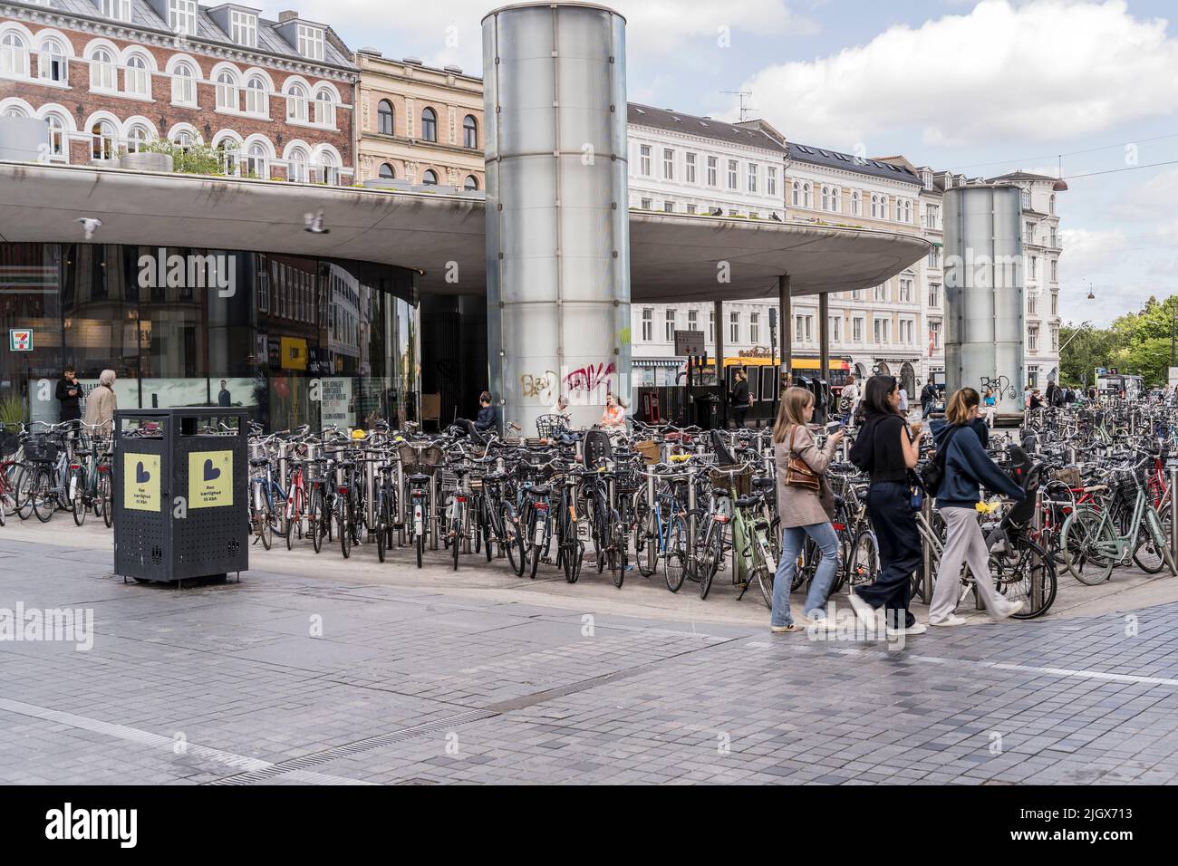 Copenaghen, 2022 giugno 16, mucchio di biciclette parcheggiate a Norrivolgade, fucilato alla luce del sole il 2022 giugno 16 a Copenhagen, Danimarca Foto Stock