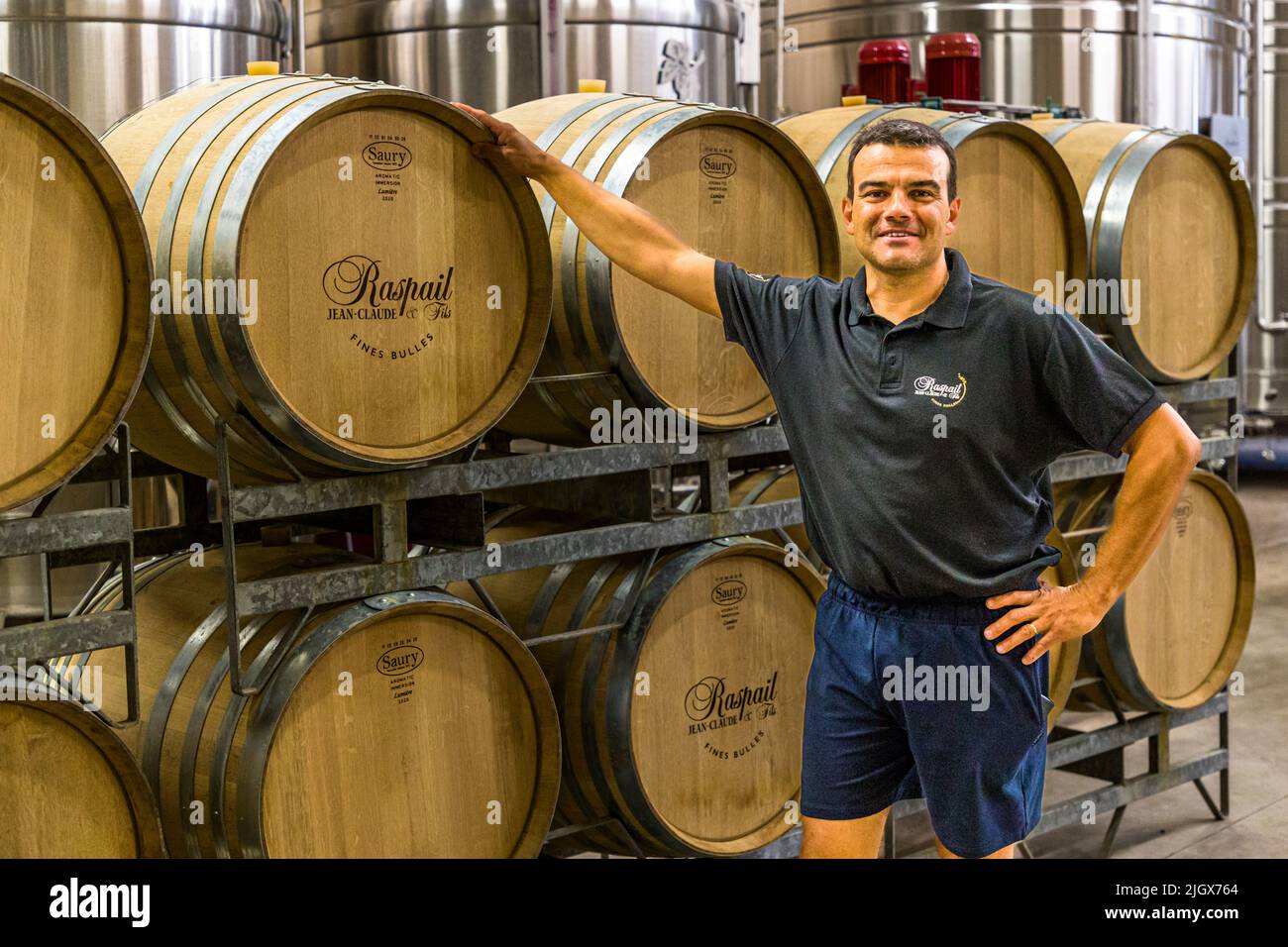 Frédéric Raspail mostra la cantina dove il crémant è prodotto nel modo tradizionale da uve Clairette. Saillans, Drôme, Francia Foto Stock