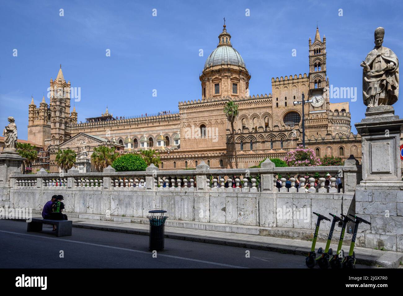 La Cattedrale di Palermo è un mix di stili architettonici dovuti a aggiunte e modifiche dalla costruzione iniziale nel 1185. Foto Stock
