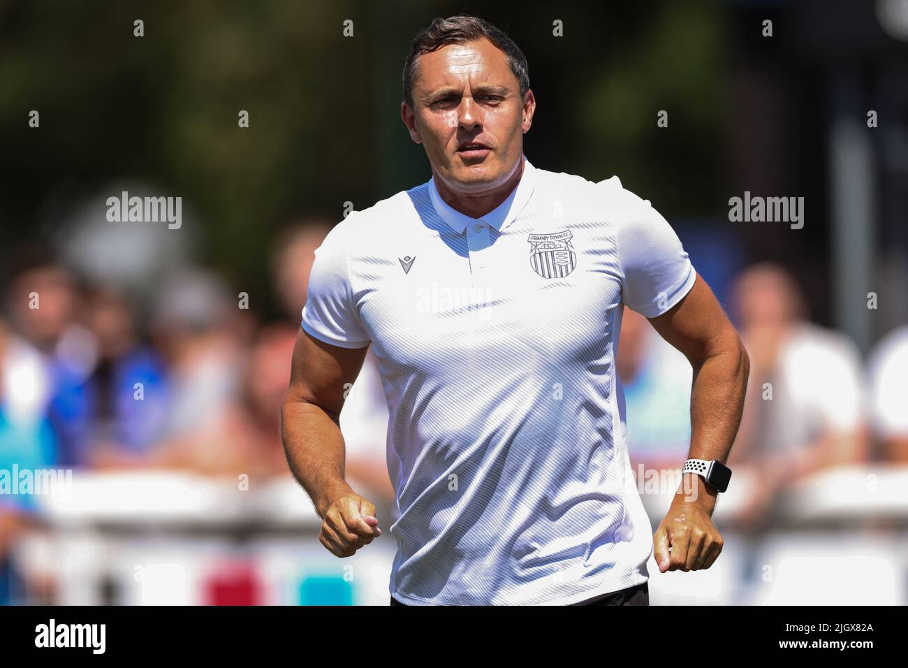 Grimsby, Inghilterra, 9th luglio 2022. Paul Hurst Manager di Grimsby Town durante la partita di prima stagione al Linden Club di Grimsby. Il credito d'immagine dovrebbe essere: Jonathan Moscrop / Sportimage Foto Stock