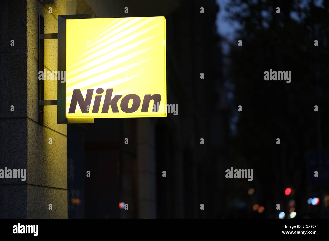 Shanghai.China-Nov.2021: Primo piano su segno negozio Nikon di notte. Società giapponese di telecamere Foto Stock