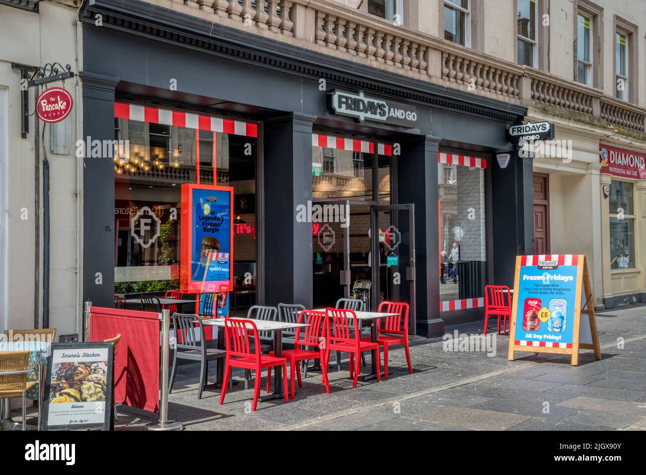 Un ramo di Fridays and Go in Reform Street, Dundee. Un ristorante informale TGI Fridays che offre piatti da asporto. Foto Stock