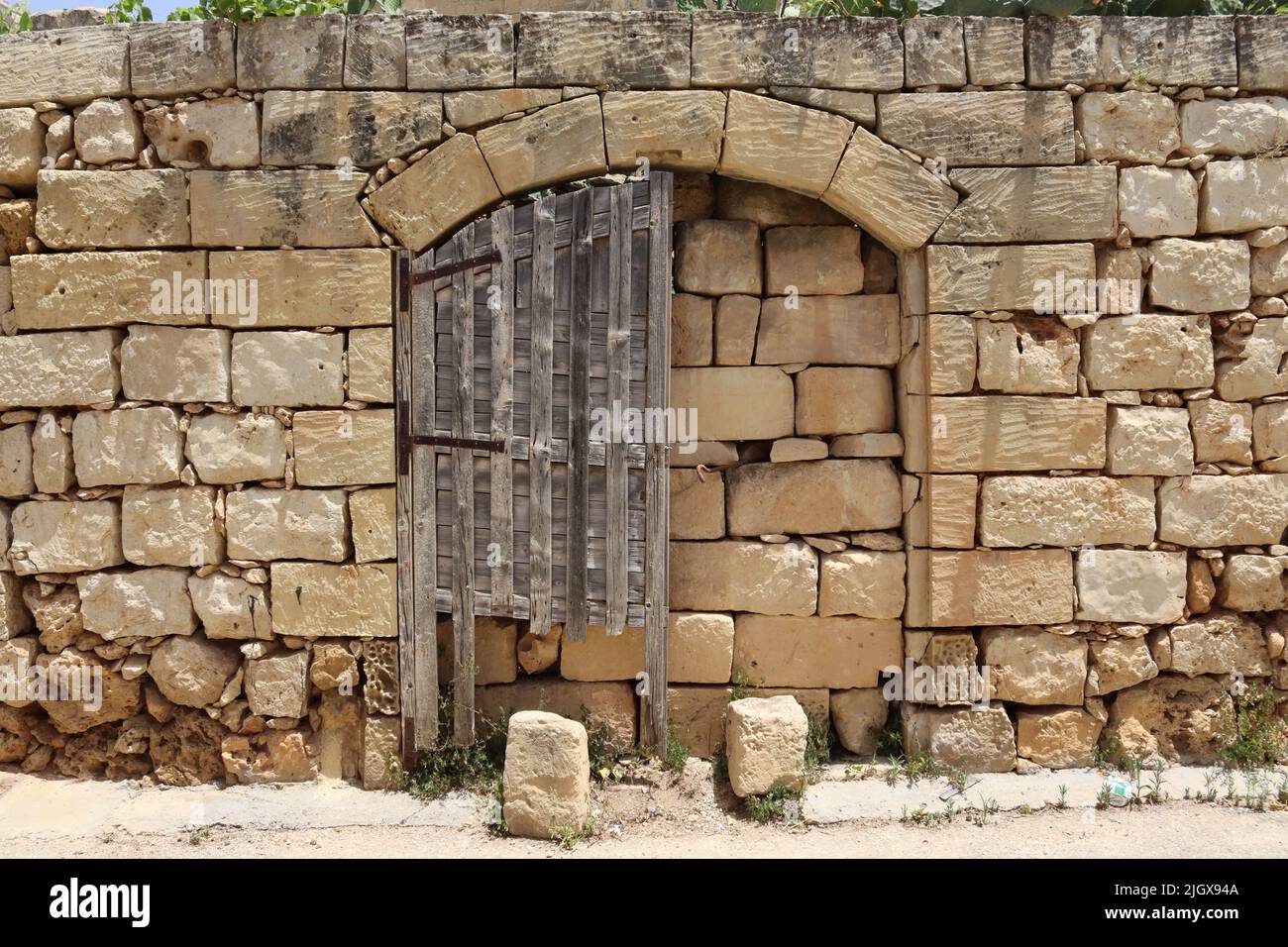 Il gateway per Nowhere! Invece di riparare i cancelli, il proprietario ha bloccato l'accesso a questo ex gateway, Gogo, Malta Foto Stock