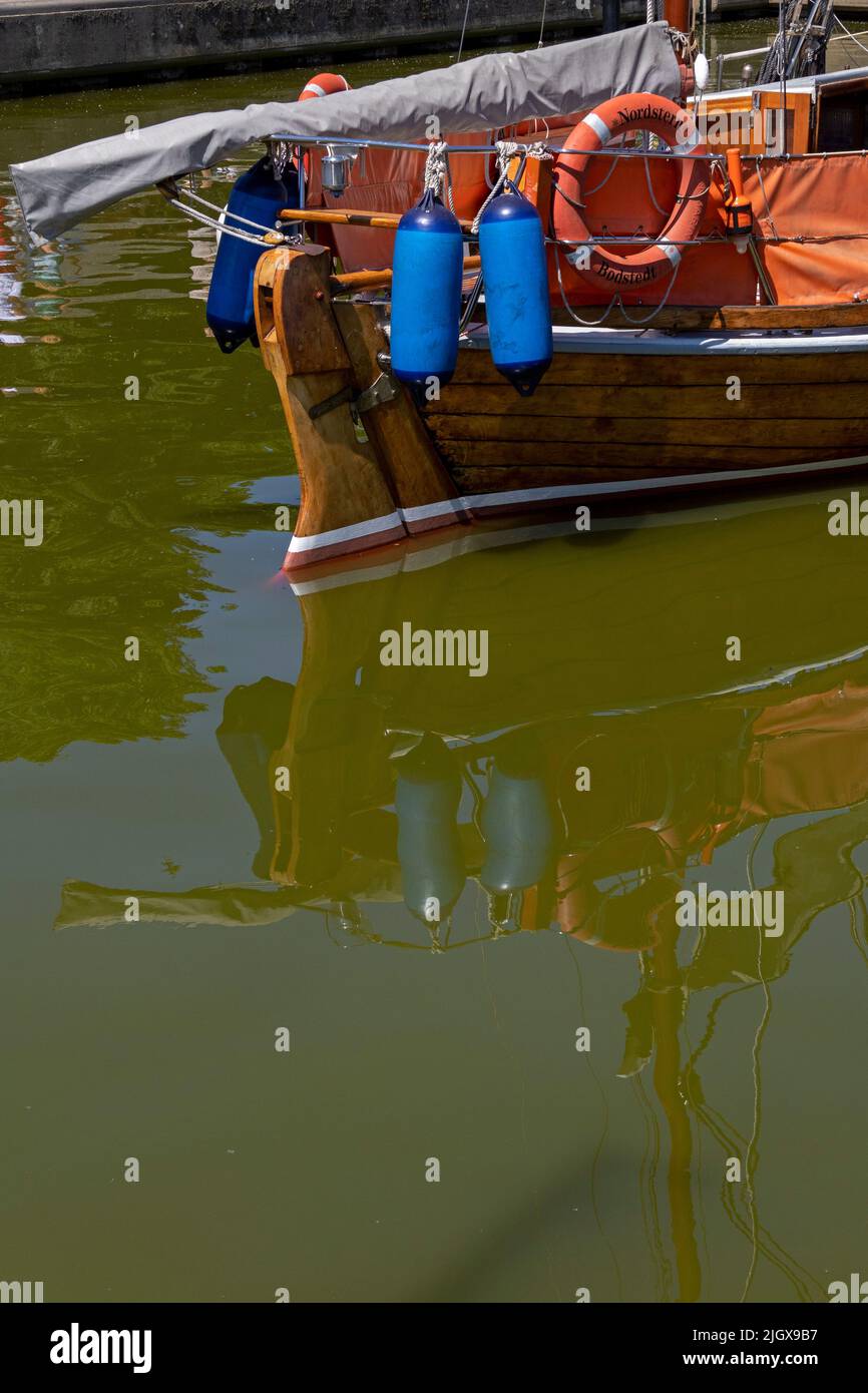 Arco di Zeesenboot, Reflection, Harbour, Wustrow, Meclemburgo-Pomerania occidentale, Germania Foto Stock