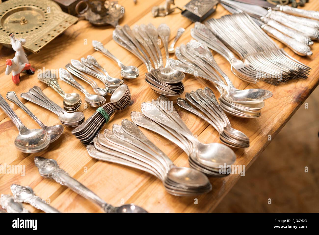 Antiquariato a mercato delle pulci o garage vendita, vecchie posate d'argento d'epoca - cucchiai, coltelli, forchette, e altre cose d'epoca. Oggetti da collezione, cimeli e ga Foto Stock