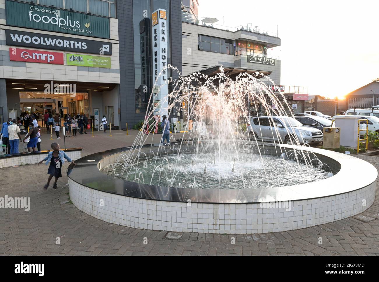 KENYA, Eldoret, centro commerciale Rupa Mall, fontana d'acqua / KENIA, Eldoret, Rupa Mall Einkaufszentrum Foto Stock