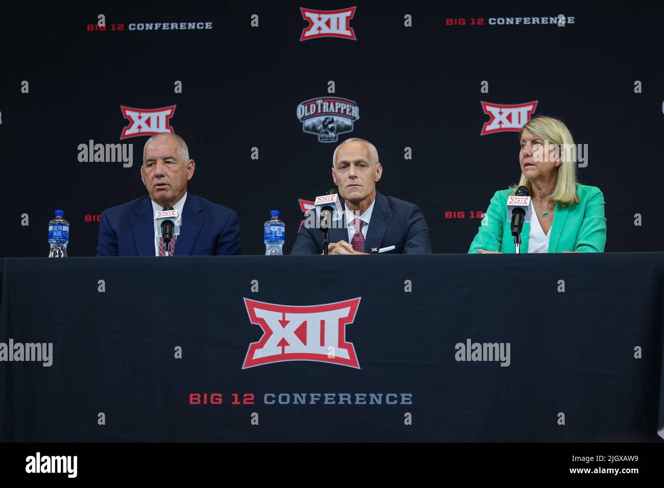 Il commissario Big 12 Bob Bowlsby, il prossimo commissario Brett Yormark e il presidente Baylor Linda Livingstone intervengono durante la giornata dei media della conferenza Big 12, Foto Stock