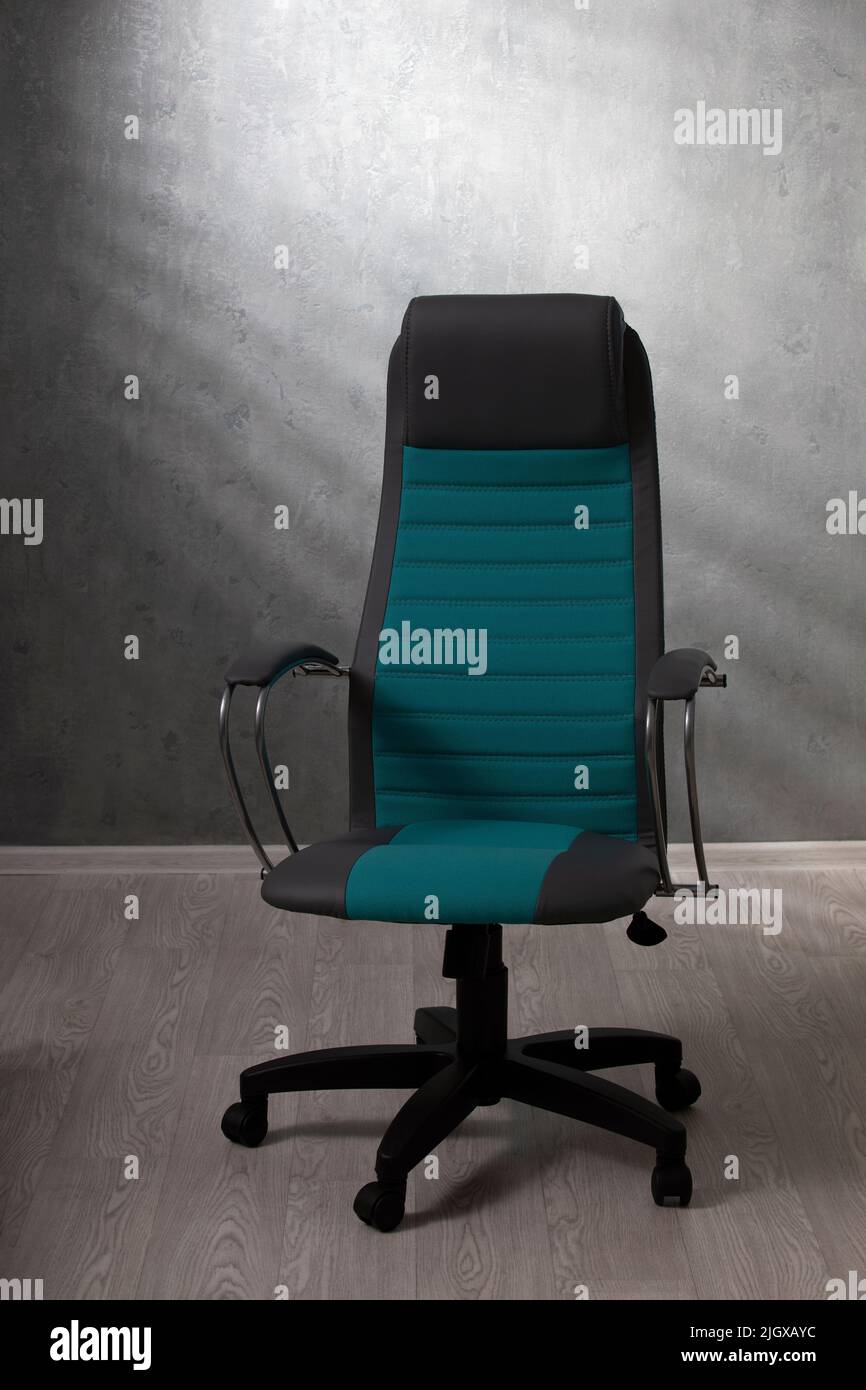Poltrona da ufficio blu in camera con luce. Background interno aziendale Foto Stock