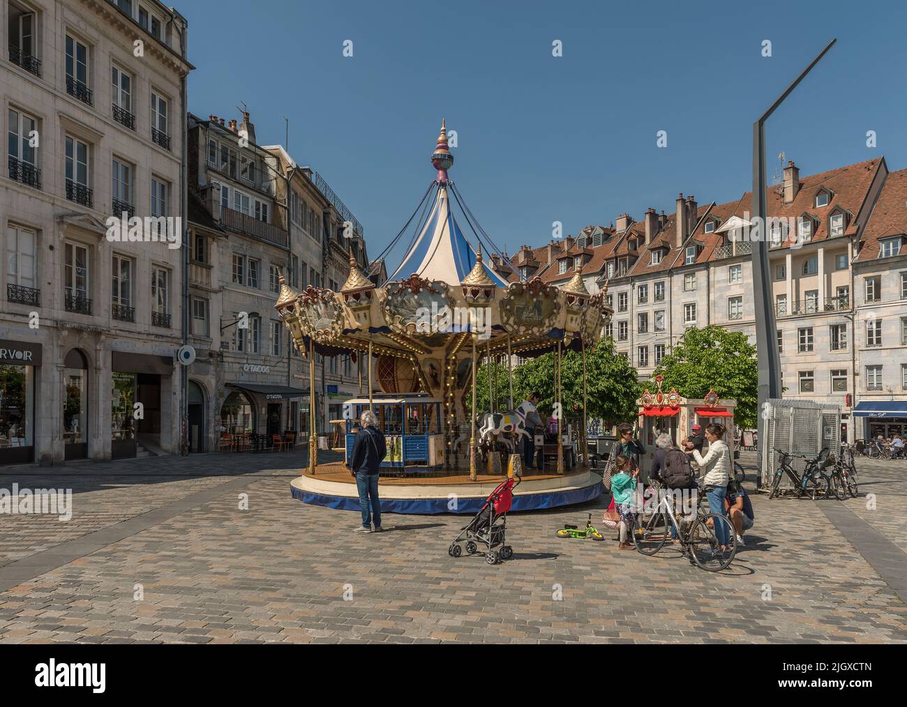 Un carosello classico e colorato a Besancon, Francia Foto Stock