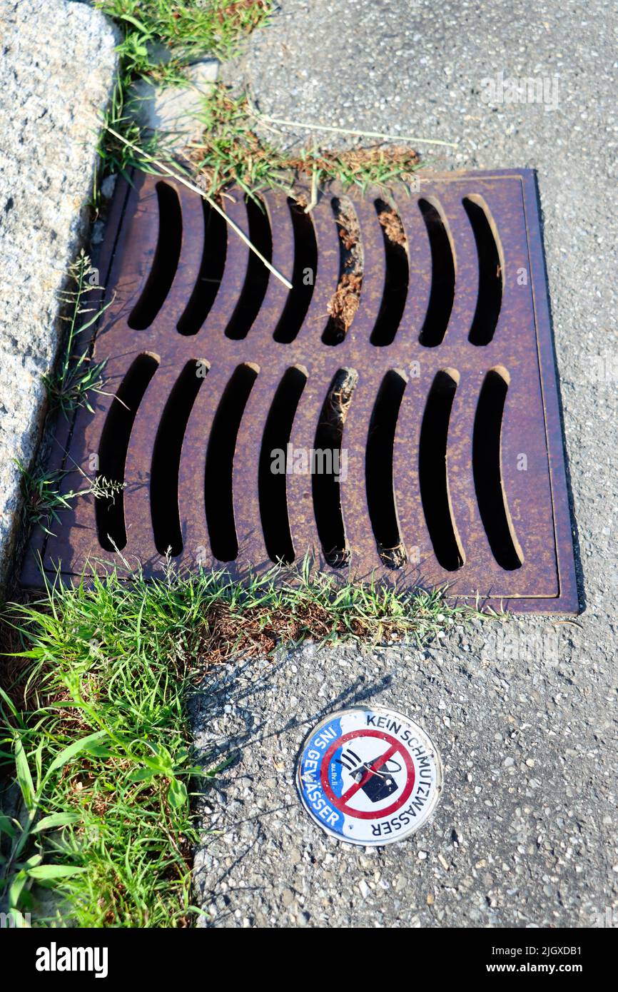 Solco solo in lichtenstein (FL): Sul medaglione rotondo è scritto per pubblico non sporcizia acqua in scolo (kein Schmutzwasser) Foto Stock
