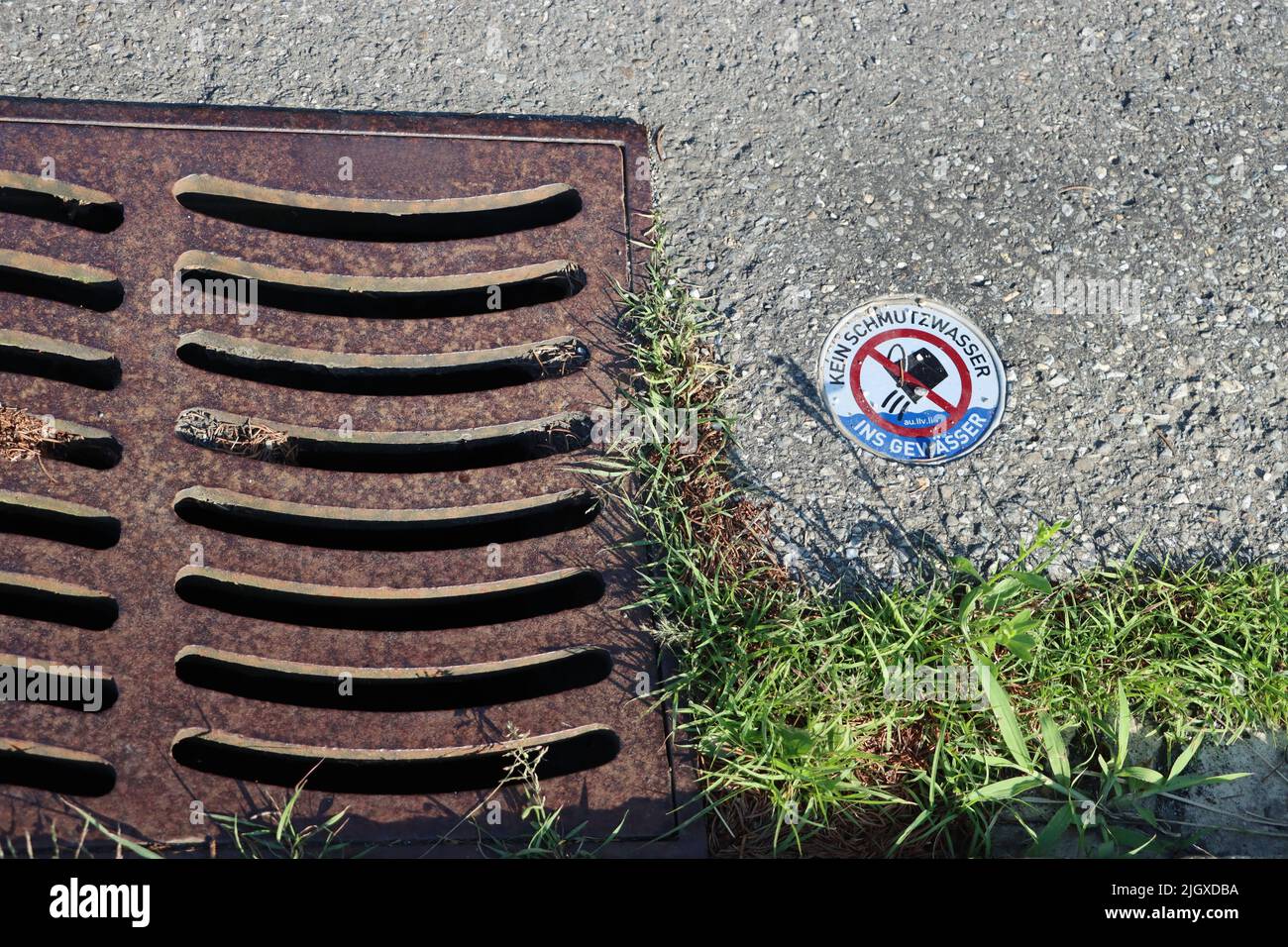 Solco solo in lichtenstein (FL): Sul medaglione rotondo è scritto per pubblico non sporcizia acqua in scolo (kein Schmutzwasser) Foto Stock