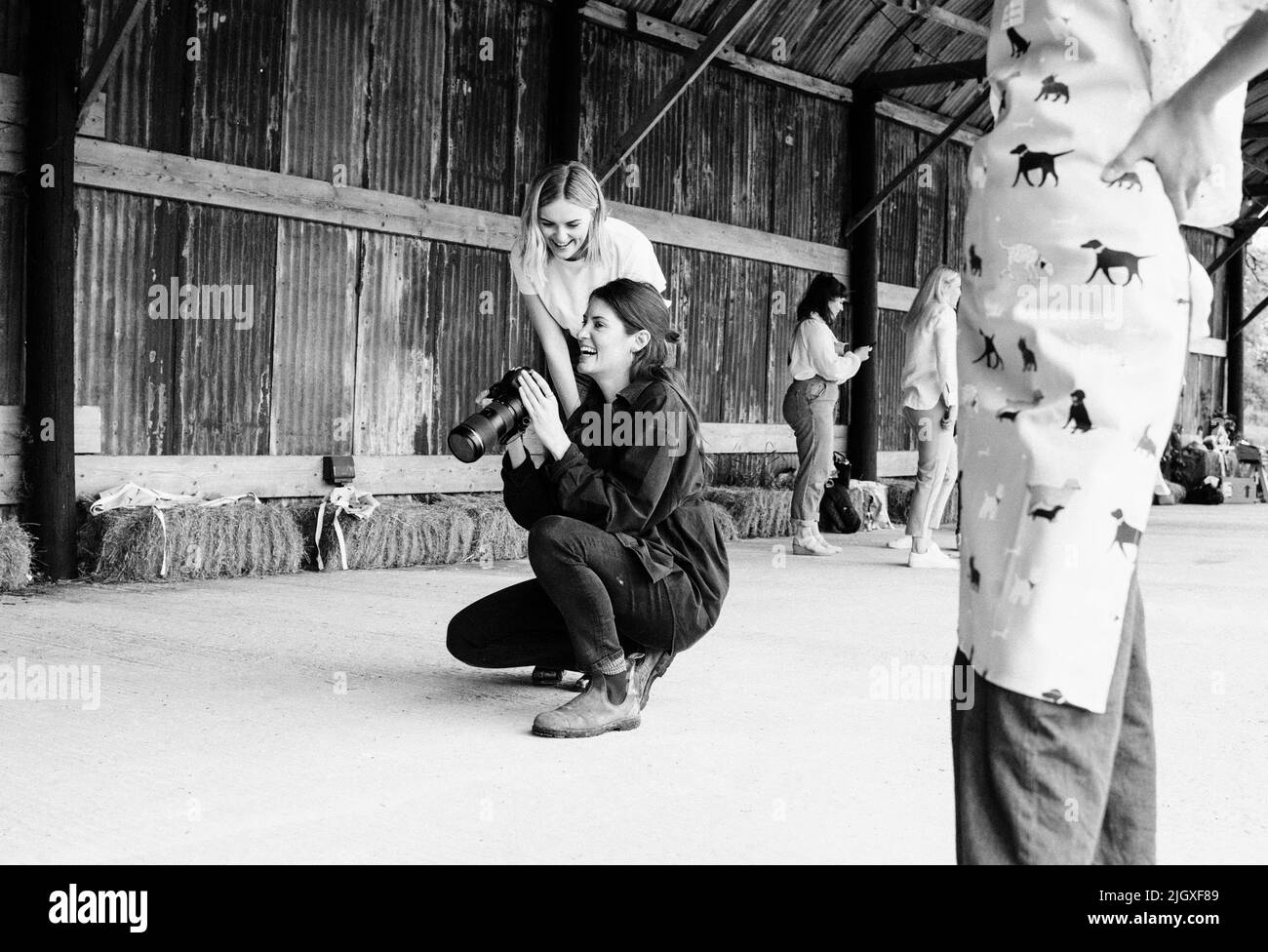 fotografo e regista ridendo dietro le quinte di una fotografia Foto Stock