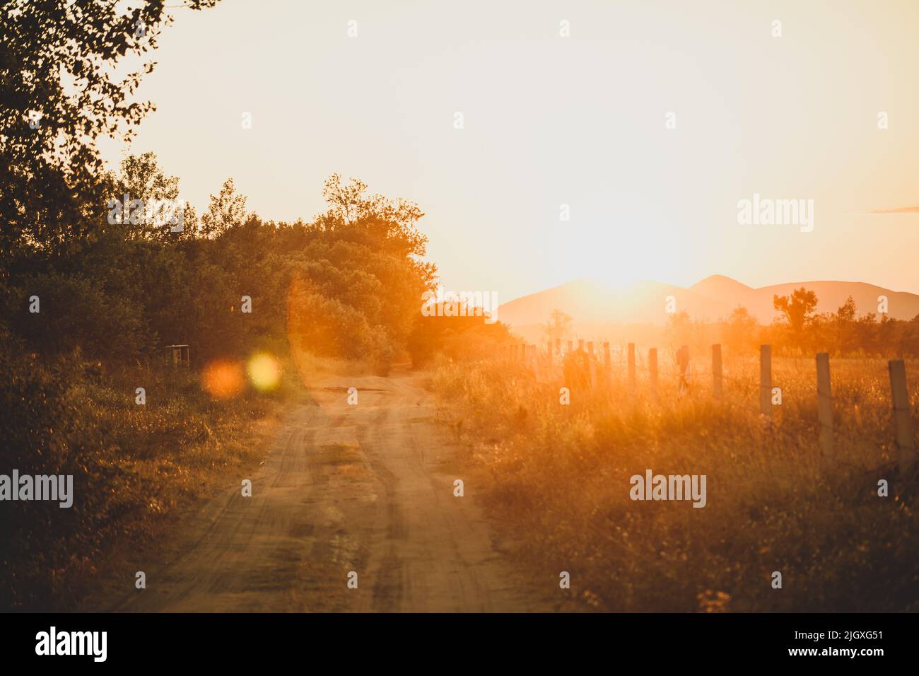 Vista del tramonto dalla strada di campagna Foto Stock