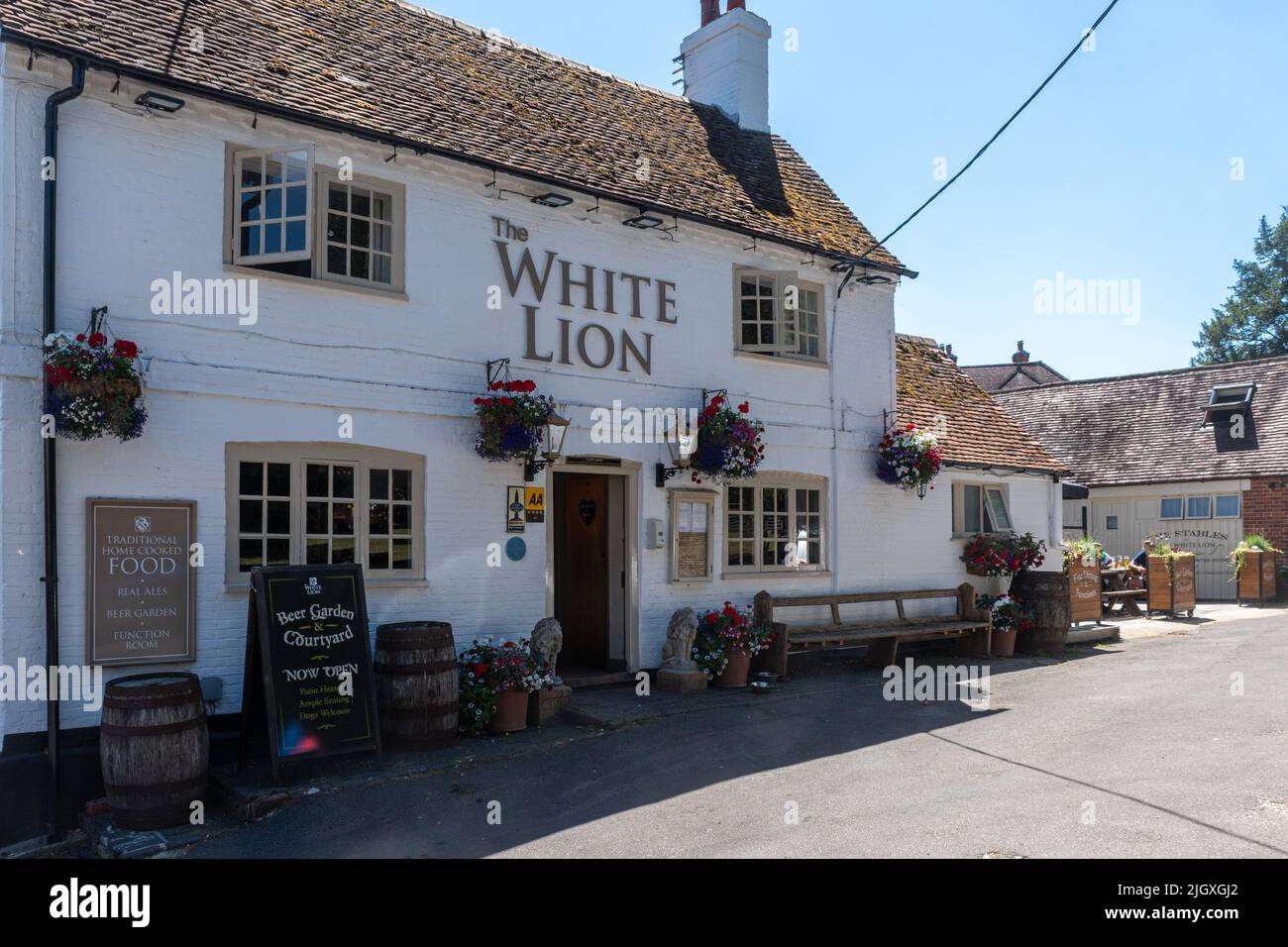 Il pub White Lion nel villaggio di Soberton, Hampshire, Inghilterra, Regno Unito. Una casa pubblica del 17th secolo. Foto Stock