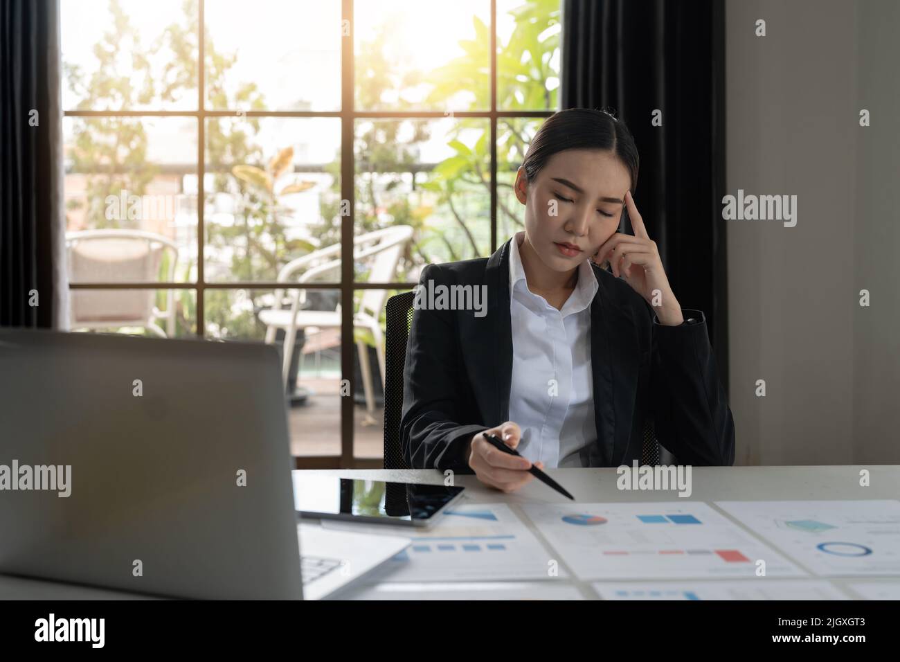 Ritratto giovane impresa asiatica donna stressata dispiaciuto preoccupato donna d'affari seduta di fronte al portatile Foto Stock