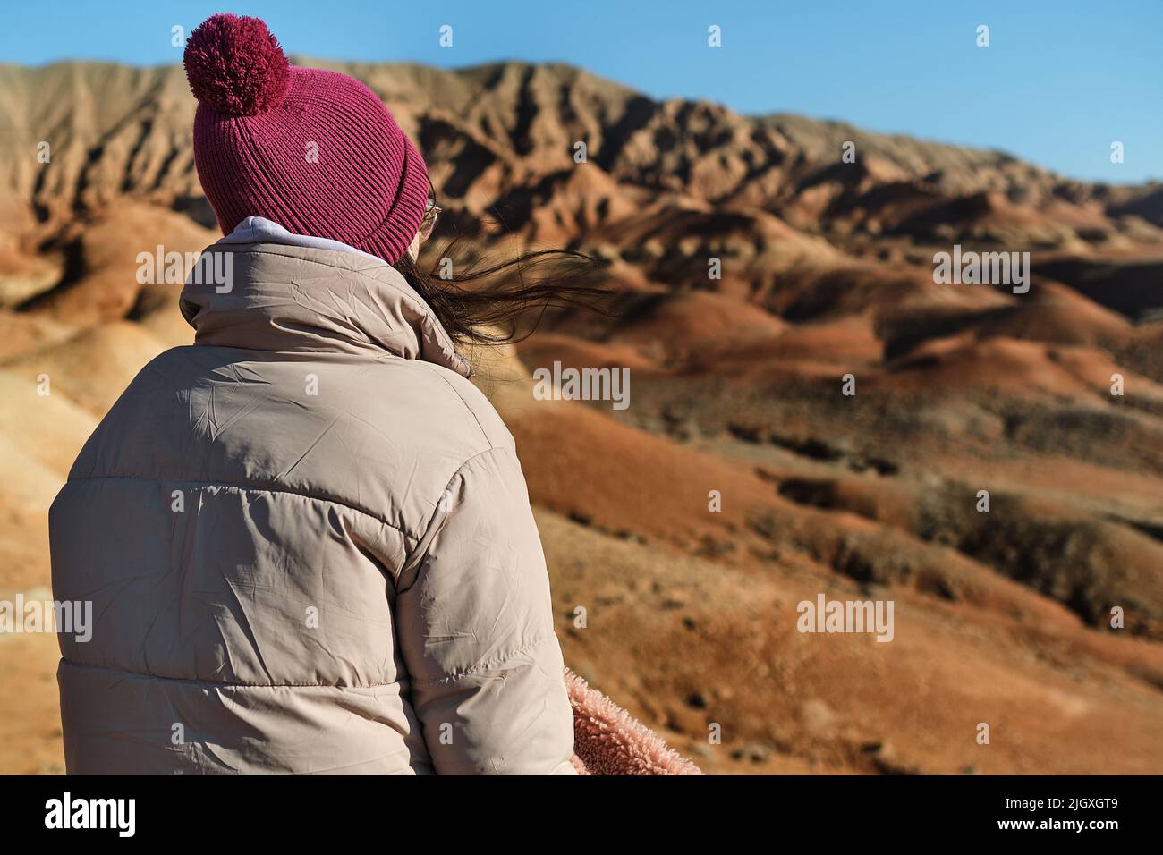 Donna asiatica che cammina nella zona collinare delle Montagne rosse di Boguty Foto Stock