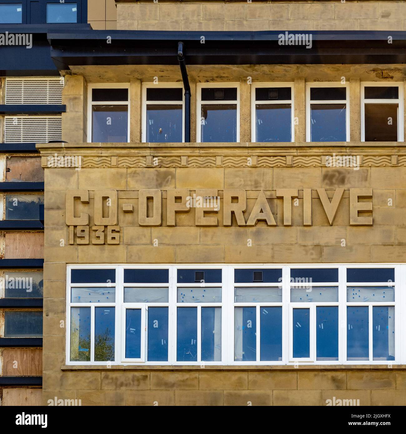 Renaissance Works, l'ex edificio della banca cooperativa di New Street, Huddersfield, si è risviluppato in alloggi per studenti. Foto Stock