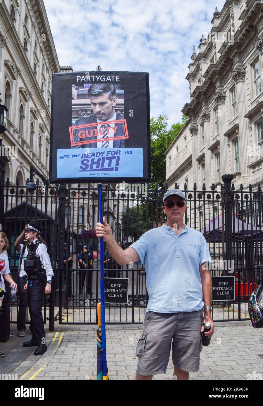 Londra, Regno Unito. 13th luglio 2022. Un protester fuori Downing Street rende i suoi sentimenti noti circa l'offerta di Rishi Sunak di essere il prossimo PM. I manifestanti anti anti anti-Tory e anti-Boris Johnson si riunirono a Westminster, mentre Johnson affrontò le domande del suo primo Ministro dopo la dimission. I manifestanti chiesero di lasciare immediatamente l'ufficio. Credit: Vuk Valcic/Alamy Live News Foto Stock