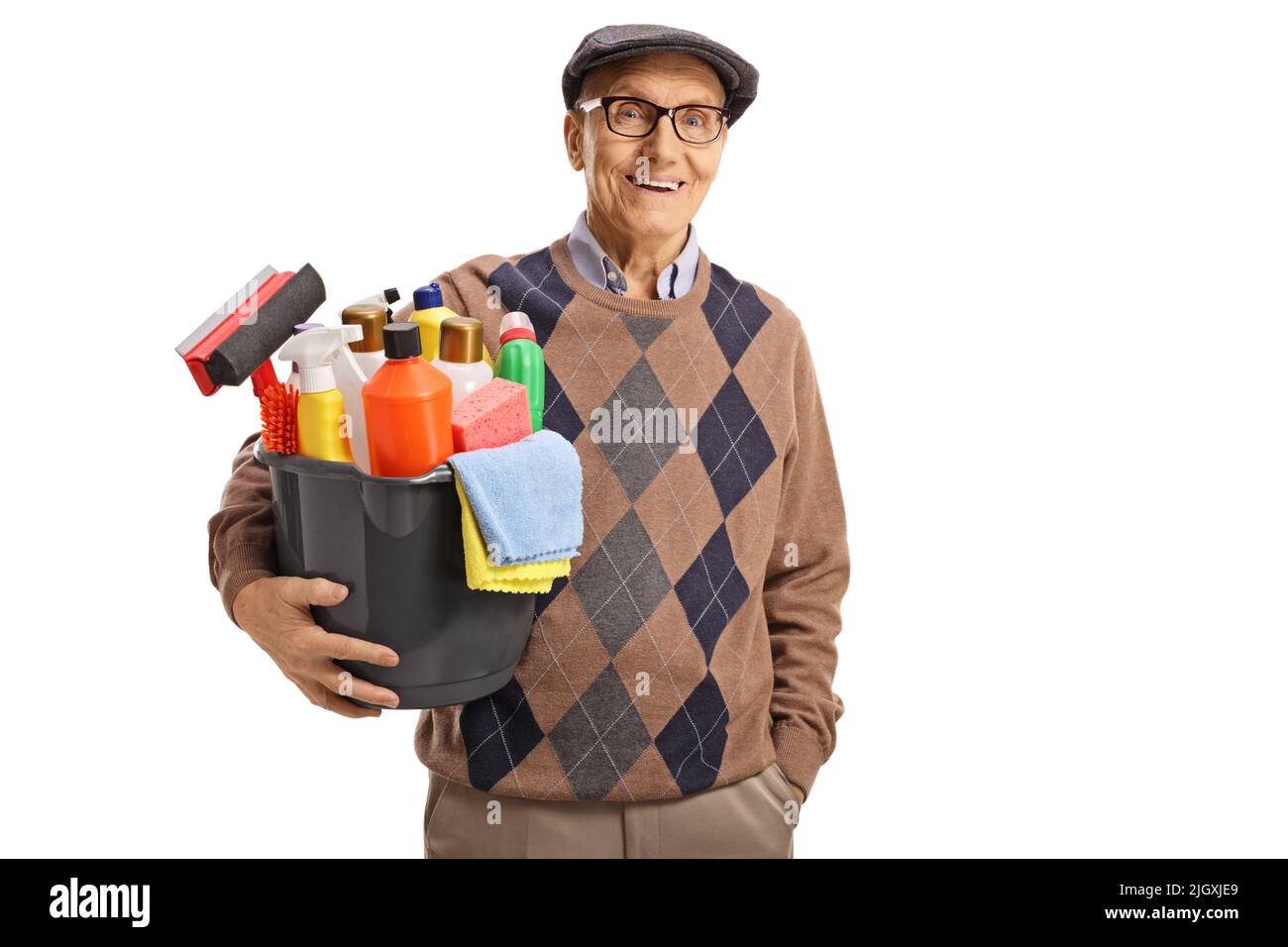 Uomo anziano che tiene un secchio con i rifornimenti di pulizia e sorridente isolato su sfondo bianco Foto Stock