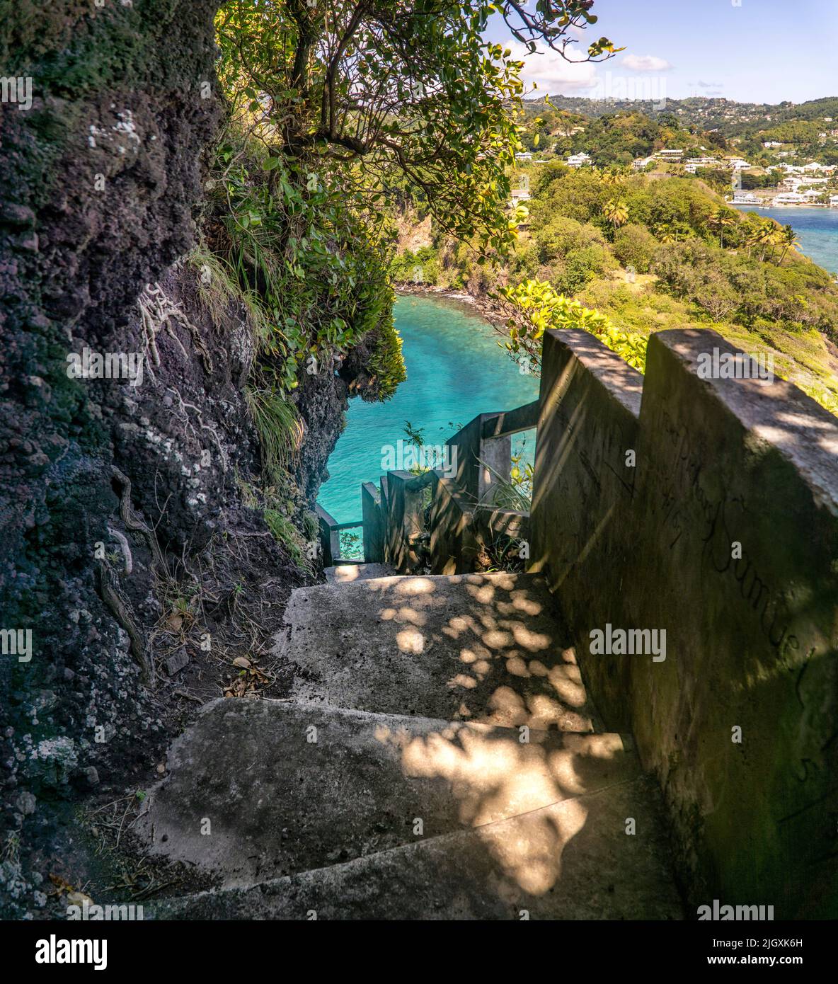un'immagine ad angolo alto di scalinata in pietra che porta alla spiaggia Foto Stock